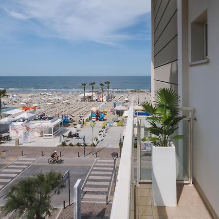 Hotel Augustus- Davanti A Noi C'E Solo Il Mare Misano Adriatico Exterior foto